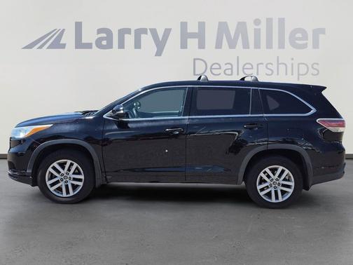 Midnight Black Metallic 2016 Toyota Highlander LE