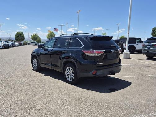Midnight Black Metallic 2016 Toyota Highlander LE