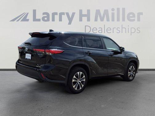 Midnight Black Metallic 2023 Toyota Highlander XLE