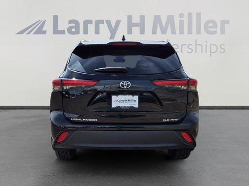 Midnight Black Metallic 2023 Toyota Highlander XLE