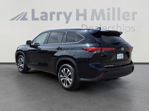 Midnight Black Metallic 2023 Toyota Highlander XLE