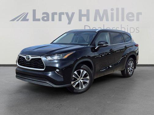 Midnight Black Metallic 2023 Toyota Highlander XLE