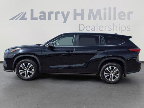 Midnight Black Metallic 2023 Toyota Highlander XLE
