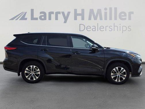 Midnight Black Metallic 2023 Toyota Highlander XLE