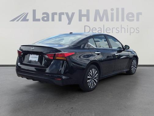 Super Black 2025 Nissan Altima SV FWD