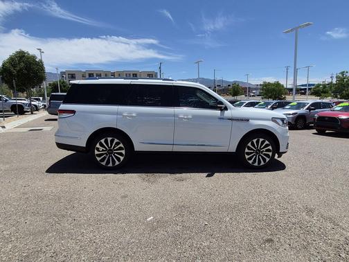 Pristine White Metallic Tri-Coat 2023 Lincoln Navigator Reserve