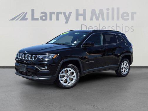 Diamond Black Crystal Pearlcoat 2025 Jeep Compass Latitude