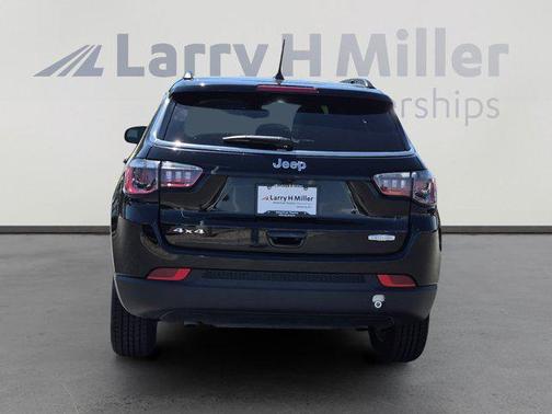 Diamond Black Crystal Pearlcoat 2025 Jeep Compass Latitude