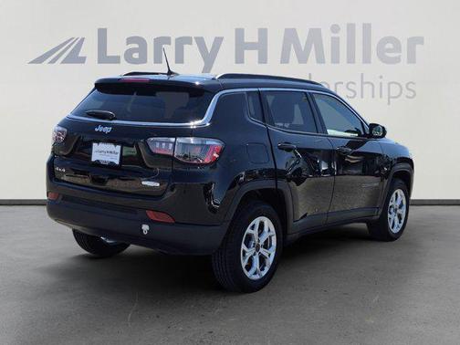 Diamond Black Crystal Pearlcoat 2025 Jeep Compass Latitude