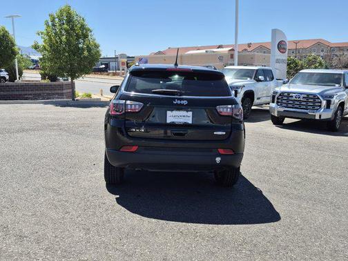 Diamond Black Crystal Pearlcoat 2025 Jeep Compass Latitude