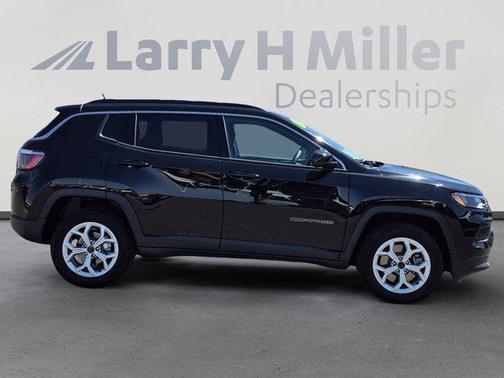 Diamond Black Crystal Pearlcoat 2025 Jeep Compass Latitude