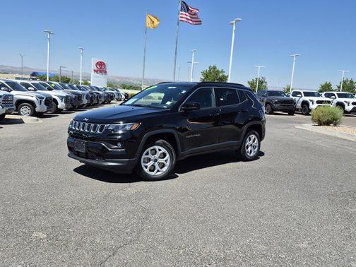 Diamond Black Crystal Pearlcoat 2025 Jeep Compass Latitude