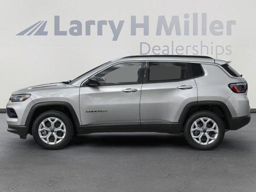 Diamond Black Crystal Pearlcoat 2025 Jeep Compass Latitude