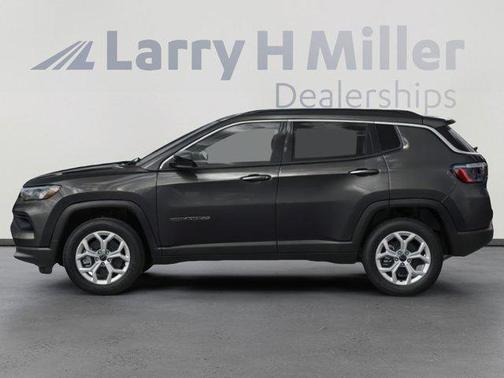 Diamond Black Crystal Pearlcoat 2025 Jeep Compass Latitude