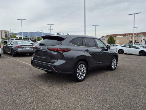 Magnetic Gray Metallic 2024 Toyota Highlander Hybrid Limited