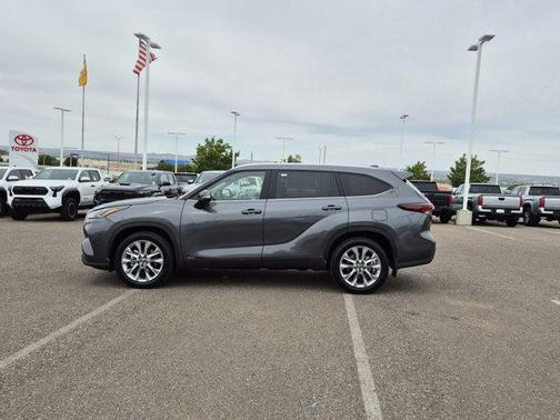 Magnetic Gray Metallic 2024 Toyota Highlander Hybrid Limited