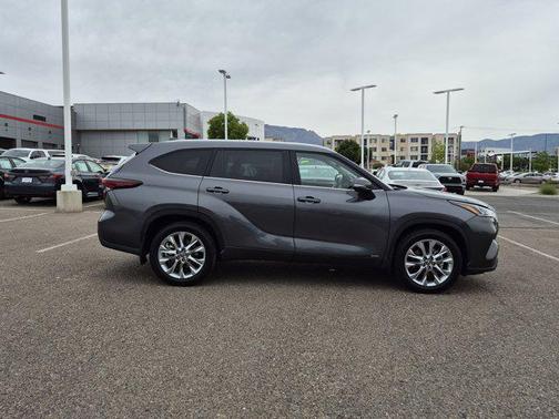 Magnetic Gray Metallic 2024 Toyota Highlander Hybrid Limited