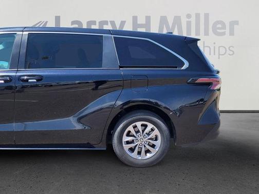 2023 Toyota Sienna LE