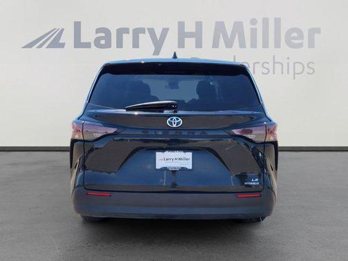 2023 Toyota Sienna LE