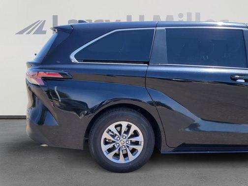 2023 Toyota Sienna LE