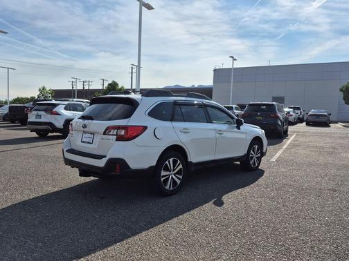 Crystal White Pearl 2018 Subaru Outback 2.5i Limited