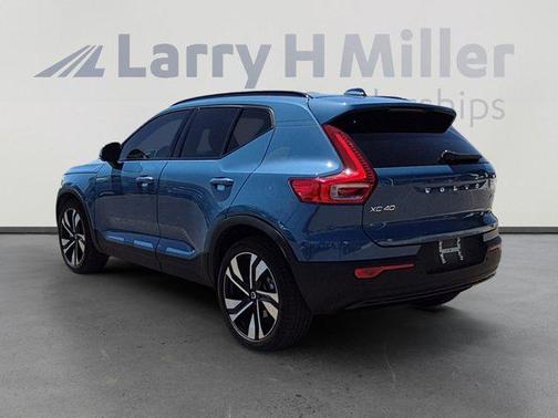 Fjord Blue Metallic 2023 Volvo XC40 B5 Ultimate Dark Theme