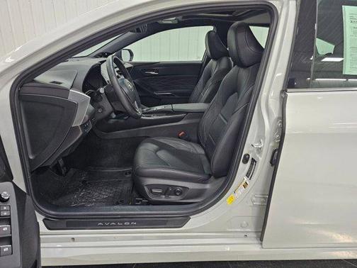 2022 Toyota Avalon Hybrid Limited