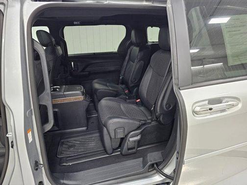 2025 Toyota Sienna Platinum