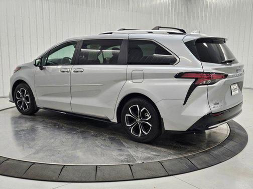2025 Toyota Sienna Platinum