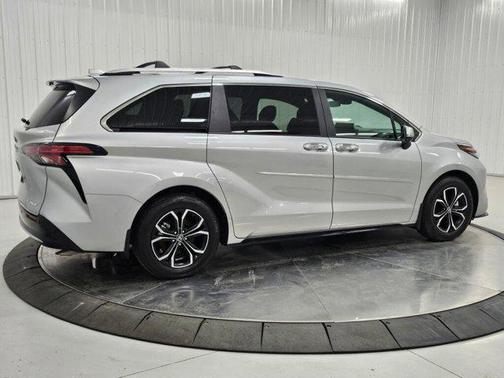 2025 Toyota Sienna Platinum
