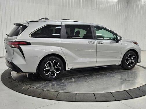 2025 Toyota Sienna Platinum