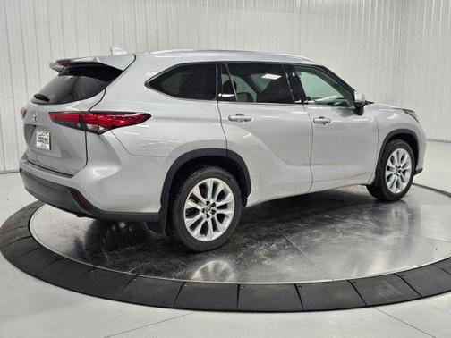 Celestial Silver Metallic 2022 Toyota Highlander Limited
