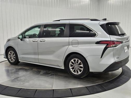 Celestial Silver Metallic 2021 Toyota Sienna XLE 8 Passenger