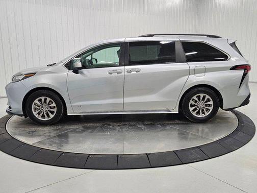 2021 Toyota Sienna XLE 8 Passenger