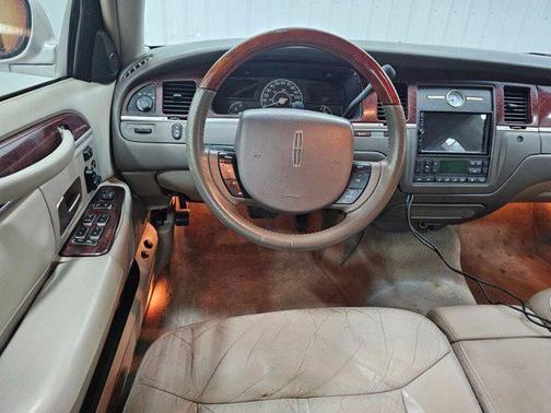 2005 Lincoln Town Car Signature