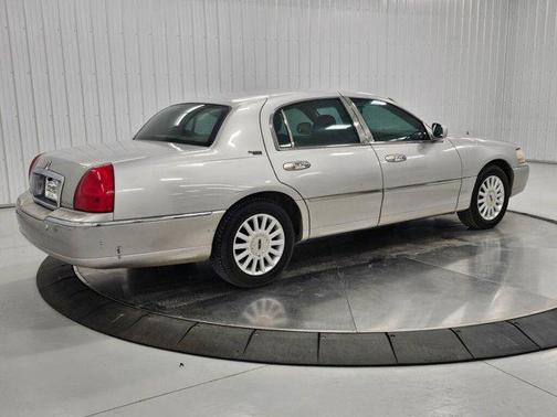 2005 Lincoln Town Car Signature