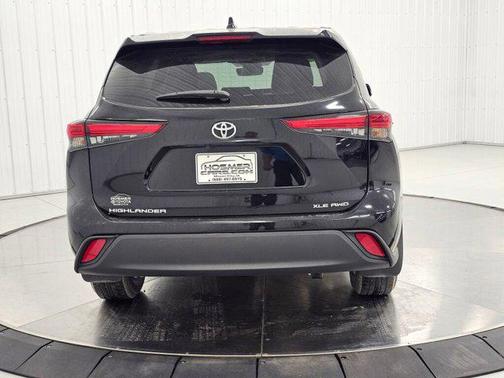 Midnight Black Metallic 2022 Toyota Highlander XLE