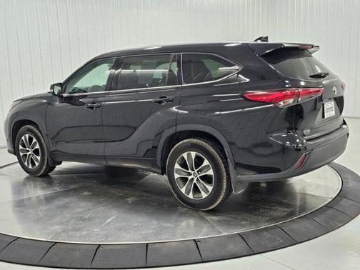 Midnight Black Metallic 2022 Toyota Highlander XLE