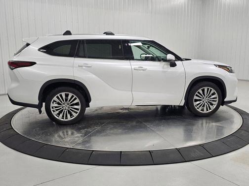Wind Chill Pearl 2024 Toyota Highlander Platinum