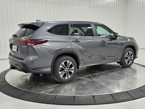 Magnetic Gray Metallic 2024 Toyota Highlander Hybrid XLE