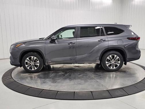 Magnetic Gray Metallic 2024 Toyota Highlander Hybrid XLE