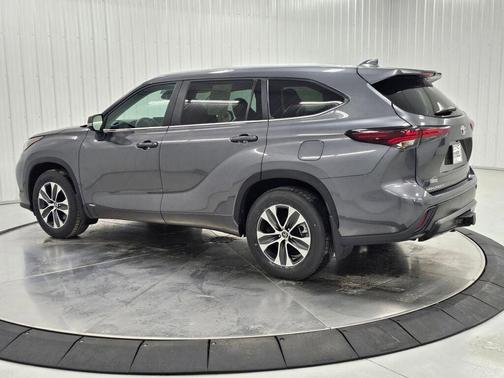 Magnetic Gray Metallic 2024 Toyota Highlander Hybrid XLE