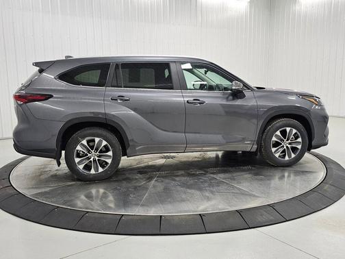 Magnetic Gray Metallic 2024 Toyota Highlander Hybrid XLE