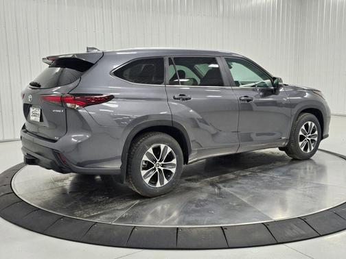 Magnetic Gray Metallic 2024 Toyota Highlander Hybrid XLE