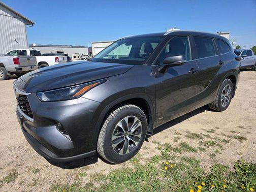 Magnetic Gray Metallic 2024 Toyota Highlander Hybrid XLE