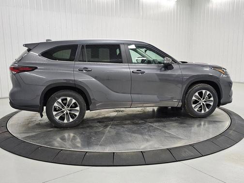 Magnetic Gray Metallic 2024 Toyota Highlander Hybrid XLE