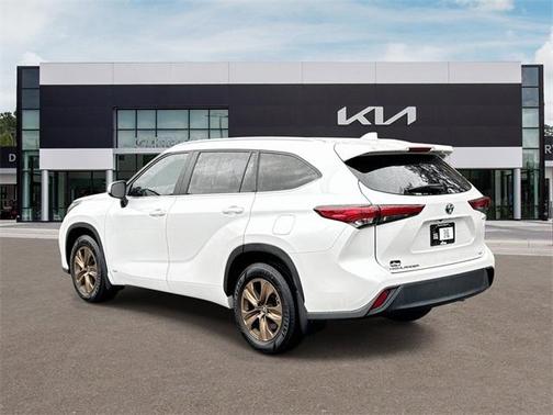 2023 Toyota Highlander Hybrid Bronze Edition