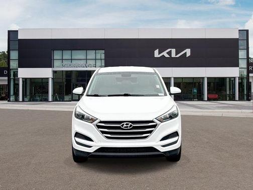 Dazzling White 2017 Hyundai TUCSON SE