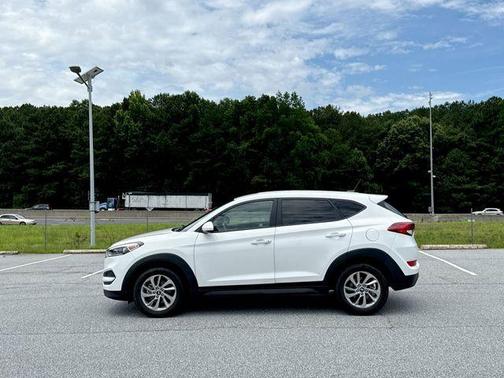 Dazzling White 2017 Hyundai TUCSON SE