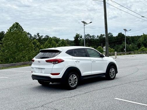 Dazzling White 2017 Hyundai TUCSON SE